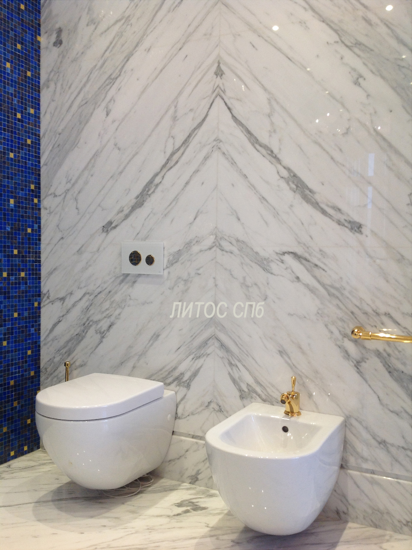 Полы и стены ванной комнаты из мрамора Bianco Statuario!